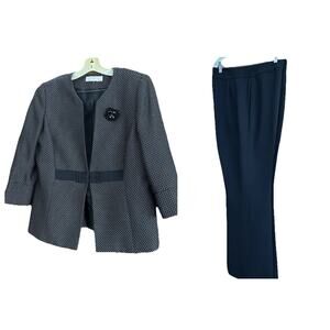 Tahari Arthur S. Levine Women’s 2 Pce Suit 3/4 Sleeve Blazer size 16 37x33 Pants